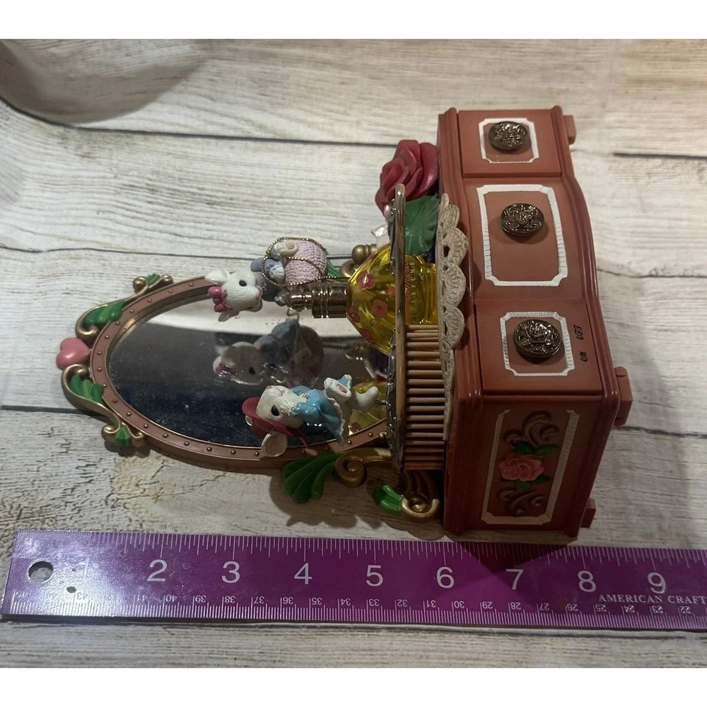Vintage Lustre Fame Mouse Small World Little Dresser Vanity Music Box SEE VIDEO
